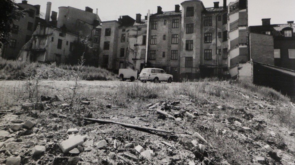 Det var scener och bakgårdar som den här som pekades ut när Norrköping sades vara förskräckligt. Bilden togs sommaren 1980 vid Bråddgatan.