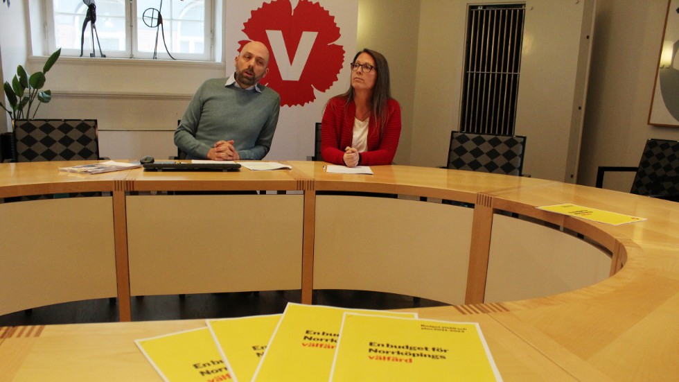 Oppositionsrådet Nicklas Lundström (V) och Anna Björkdahl (V), ersättare i kommunstyrelsen, presenterade Vänsterpartiets budgetförslag för 2020-2023.