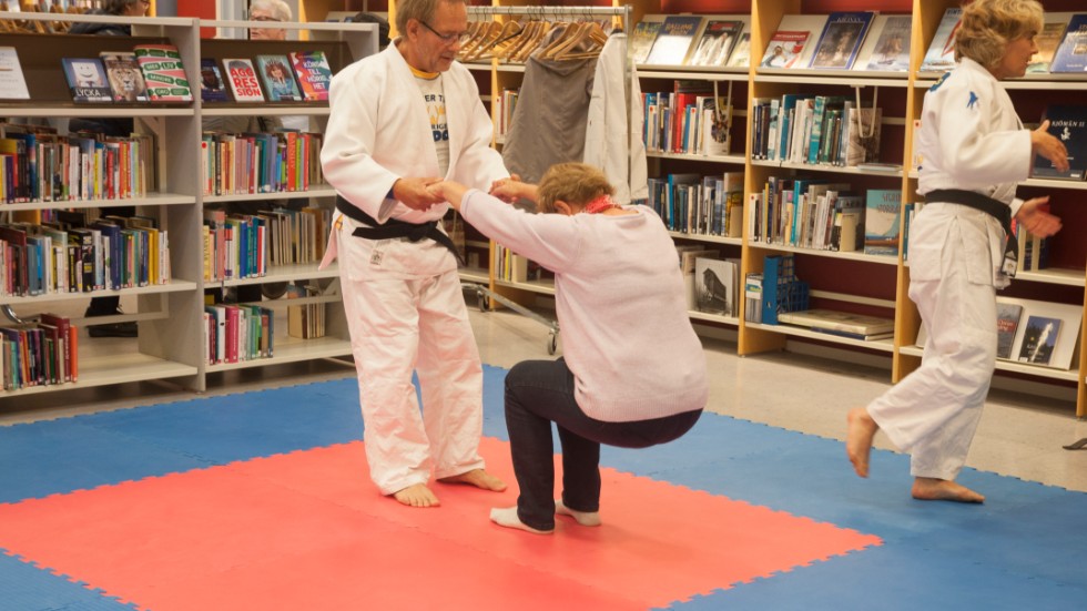 Krister Lundström från Oxelösunds judoklubb hjälper Irene Blom att falla rätt. 