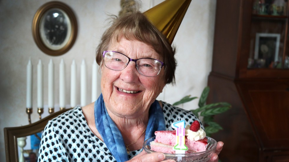 Ruth Larsson firade sin 101-åriga födelsedag med tårta och spa som uppladdning inför helgens världsrekord i fallskärmshoppning.
