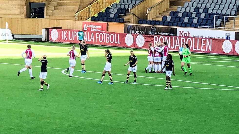 Uppsala jublar efter 1-0-målet.