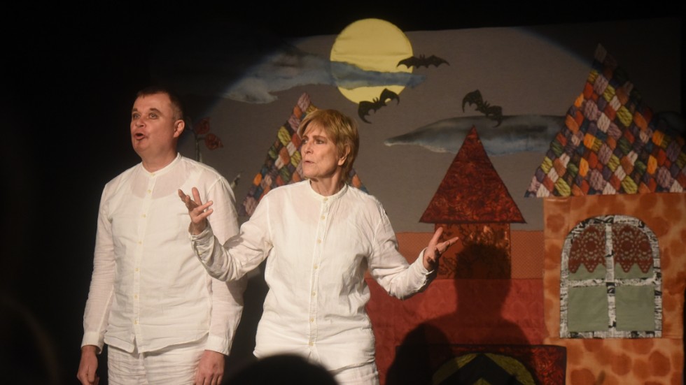 Siv Eriksson och Rune Jakobsson gör alla roller i föreställningen om Lilla Spöket Laban.