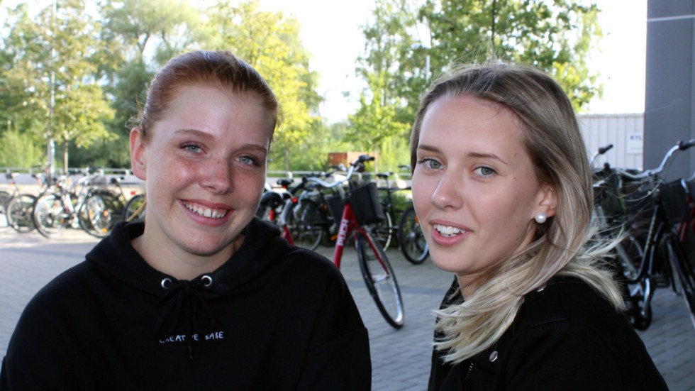 Norrköpingstjejerna Frida Westling och Linnéa Sjögren pluggar på vård- och omsorgsprogrammet på CNG.
