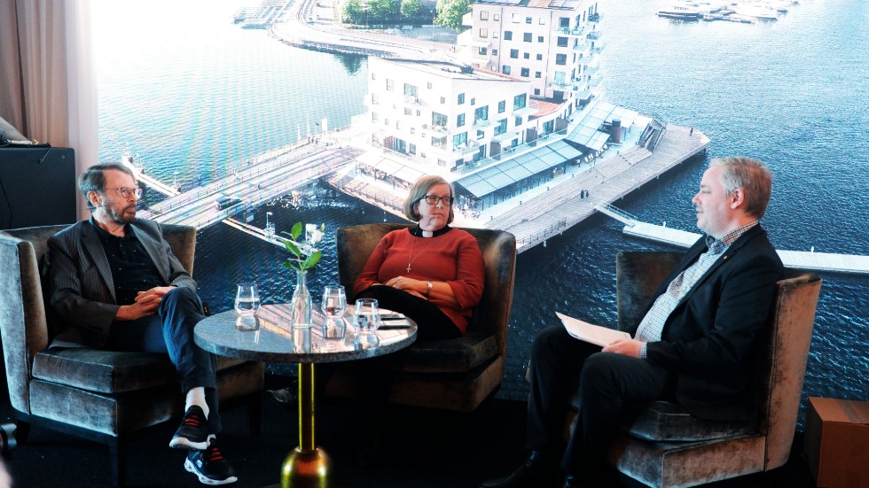 Björn Ulvaeus och kyrkoherde Karin Björn pratade inför publik om vad som är ett hållbart liv i Slottsholmens lokaler på söndagseftermiddagen. Pastoratets Max Wahlund ledde samtalet.