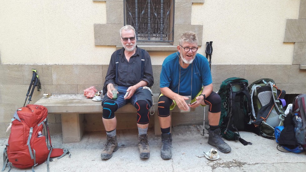 Olle Andersson och Roine Wahlström tar en kaffepaus under sin vandring längs Camino de Santiago.