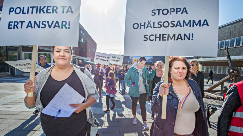 Så här såg det ut i september när undersköterskor och många andra tågade till kommunhuset i Oxelösund och lämnade över namnunderskrifterna mot ökad arbetsbelastning.