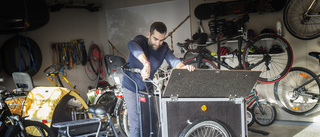 Reparerar cyklar för pensionärsprojekt