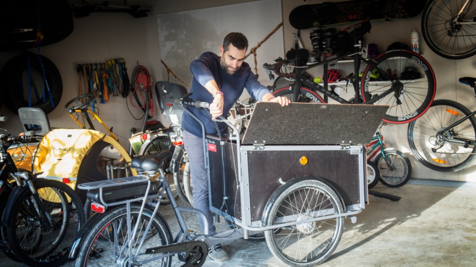 Trosabon Stefan Goudevenos har lånat hem en lådcykel för att provköra.