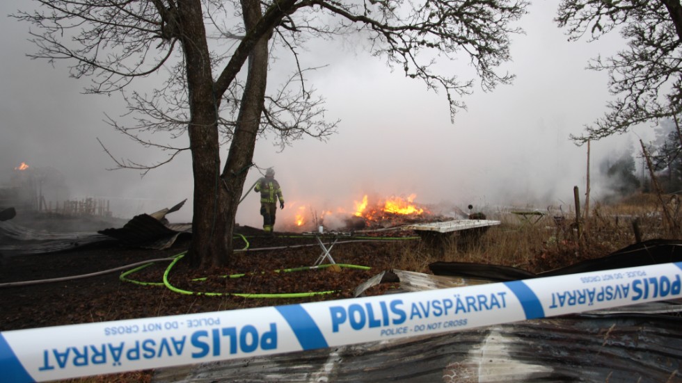 Både heltidsstyrkan i Enköping och deltidskåren i Fjärdhundra släckte villabranden.