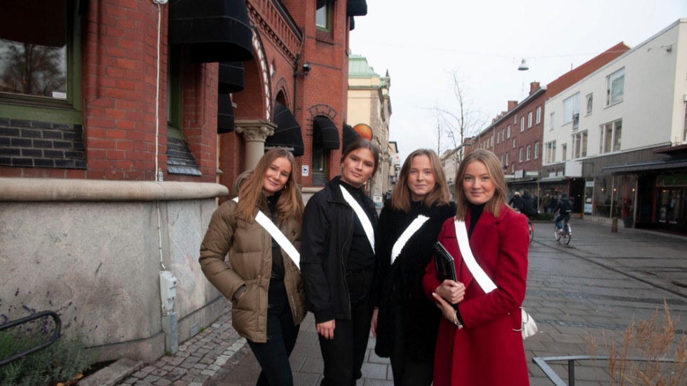 Agnes Halvardson, Ebba Engdahl, Julia Skordby och Sarah Delvén skapar väskband med reflex i sitt UF-företag. 