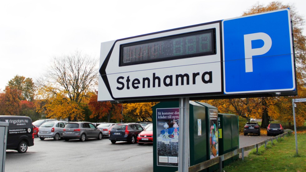 Parkeringsskylten på Stenhamra är ännu inte installerad, enligt Christer Ramström pågår fortfarande diskussioner med bostadsrättsföreningen.