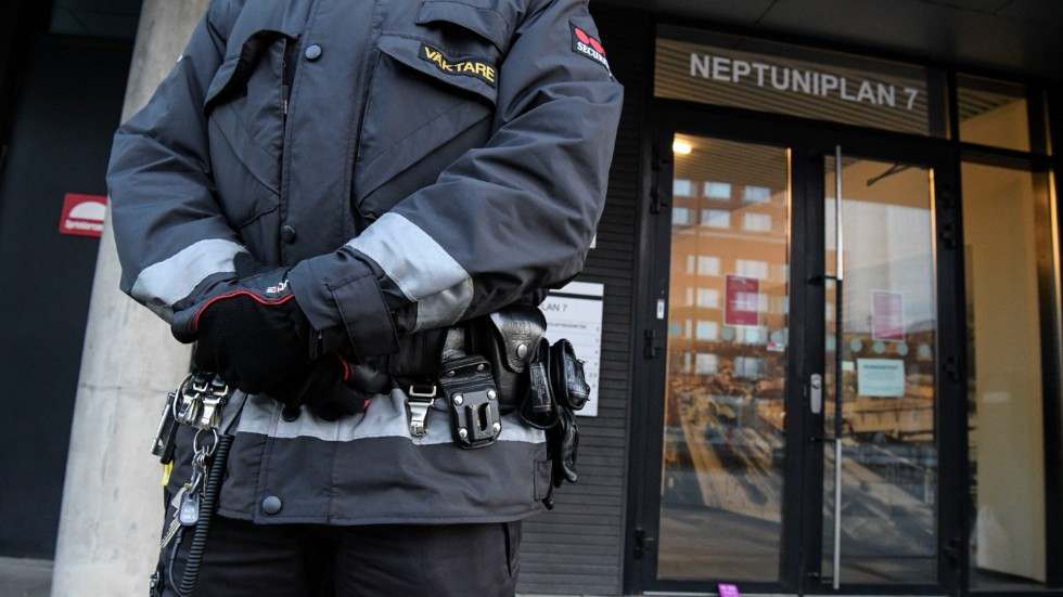 En väktare attackerades av en man i samband med ett gripande i Finspångs centrum i helgen.