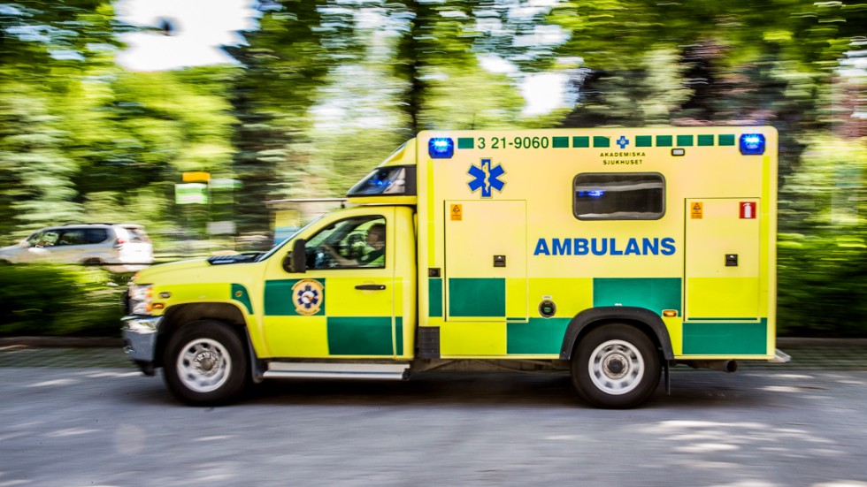 Ambulans och bärgare kallades till E4 i höjd med Knivsta under fredagskvällen efter att en personbil rammat ett vägräcke.