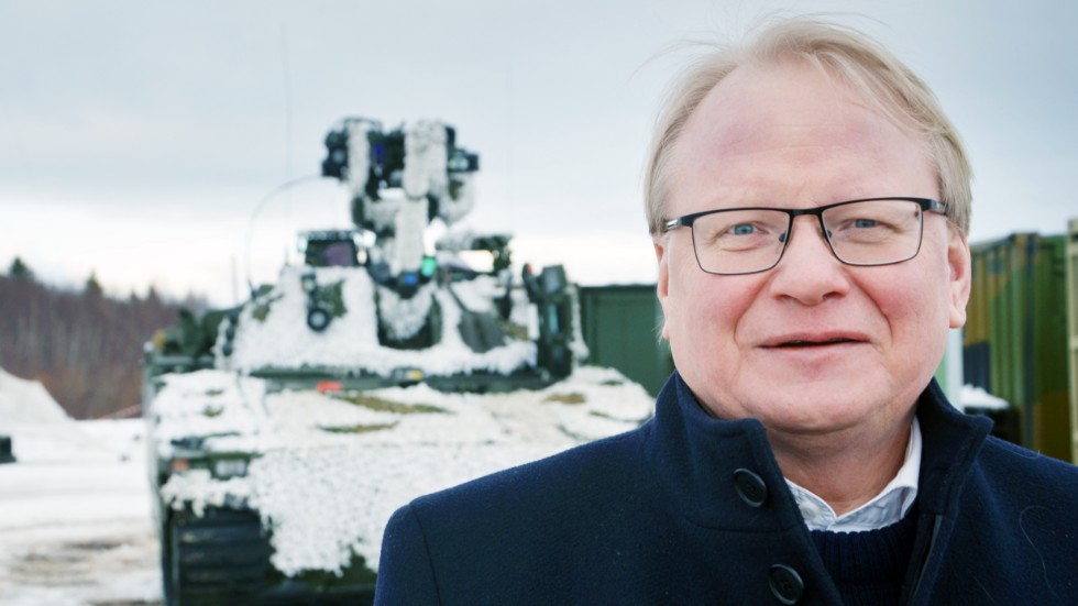 Försvarsminister Peter Hultqvist vill se hur Malmbanan och LKAB fungerar i händelse av krig. 