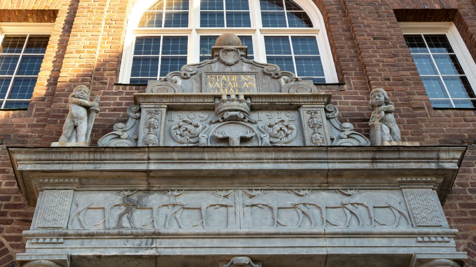 "Stadens väl, allas mål" säger skylten ovanför entrén till Östersunds rådhus. Men Västervik bör akta sig så att man inte drabbas av samma öde som kommunen i norr, menar ledarskribenten.