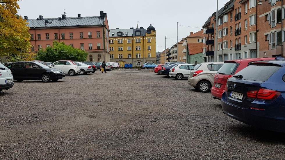 Här, vid Nya Rådstugugatan, önskar fastighetsägaren förvandla parkeringsplatsen till stadsradhus.