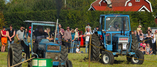 Race med traktor och gräsklippare