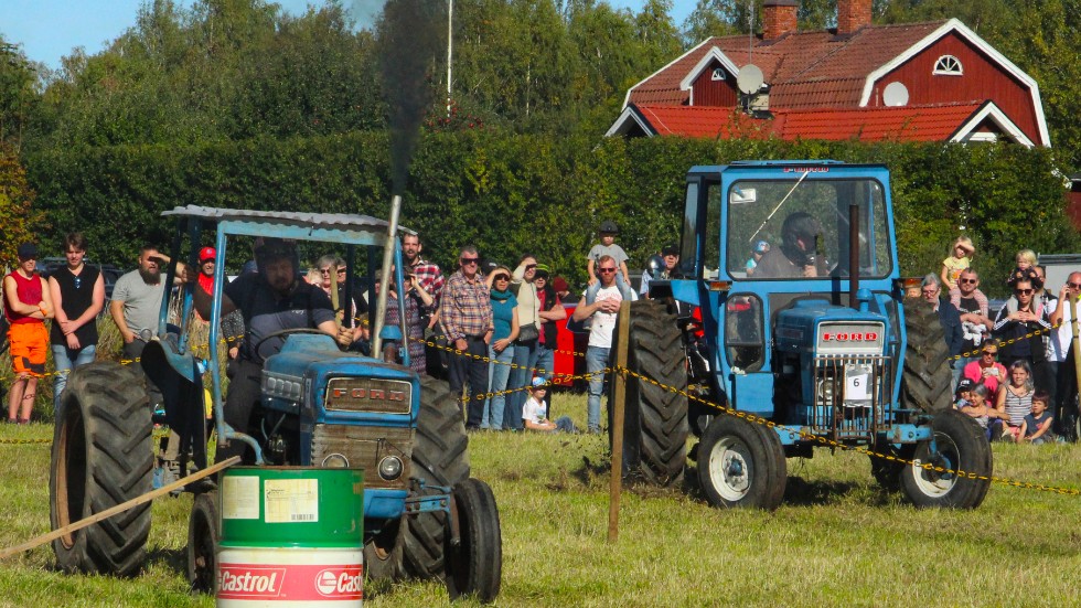Det studsar och hoppar, men inte värre än vanligt,  säger Mats Andersson om hur det är att köra parallellslalom med traktor. Mats Andersson i traktorn till vänster 