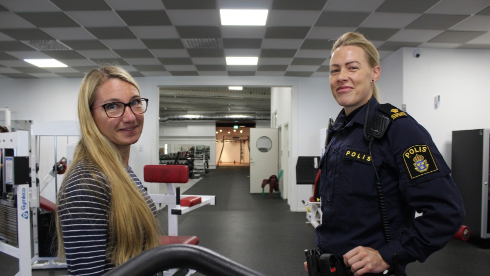 "Noll tolerans mot doping". Viktoria Dahl, som här representerar Länsstyrelsen, och Therese Eliasson, områdespolis med dopingansvar, har delat ut diplom till 1gym i Söderköping.
