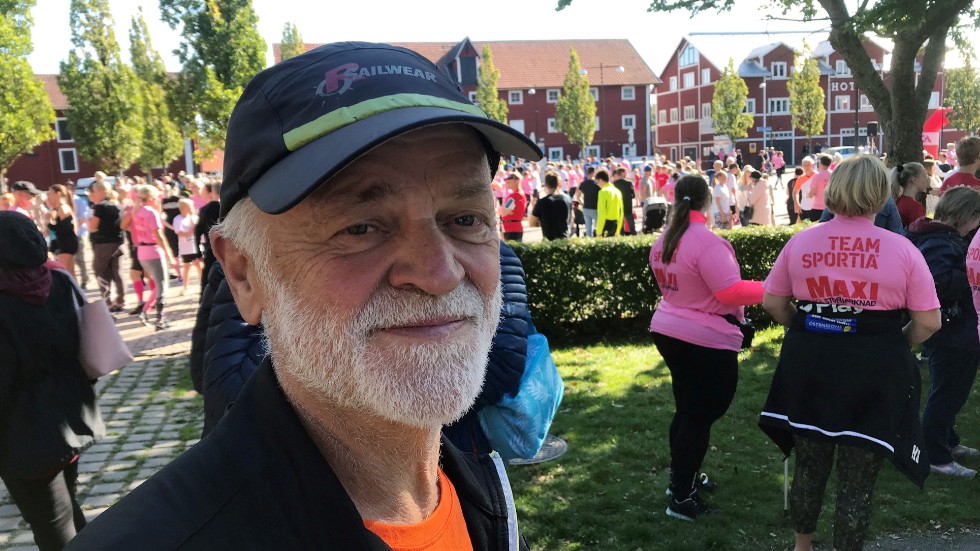 Vadstena GIF.s ordförande Lasse Ekström är 69 år, men är aktiv värre. I höst har han genomfört Vadstena triathlon och Broloppet, tack vare träningen han sköter kring sommarstugan i Västanvik. I tio år har Ekström lett VGIF nu.