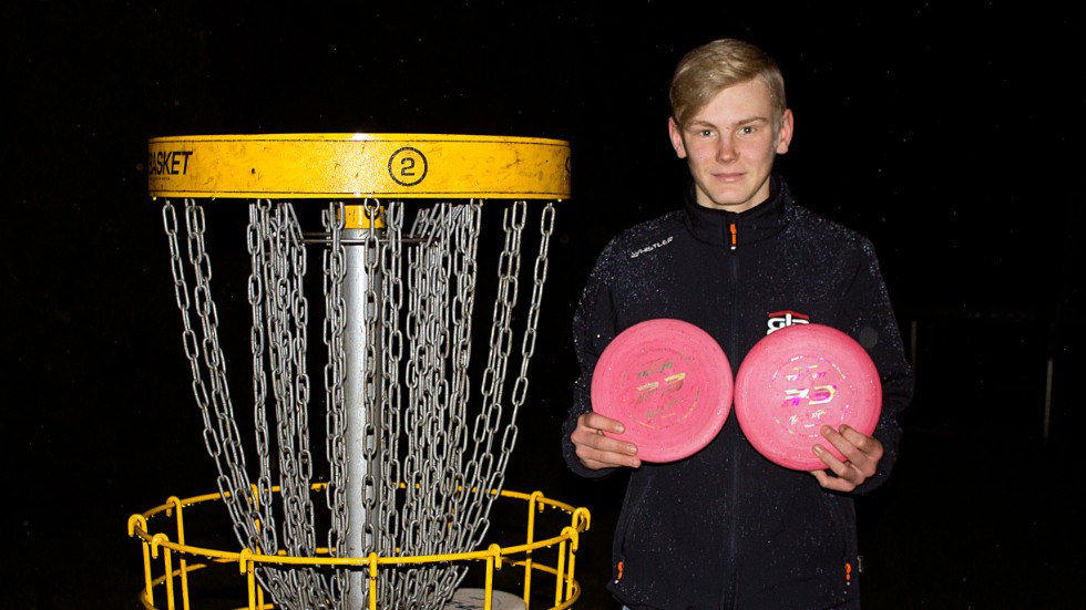 15-årige Robin Stensson i Vingåker satsar hårt på favoritsporten discgolf. Nu ska han ha möte med kommunen om möjligheten att skapa en bana på orten. 