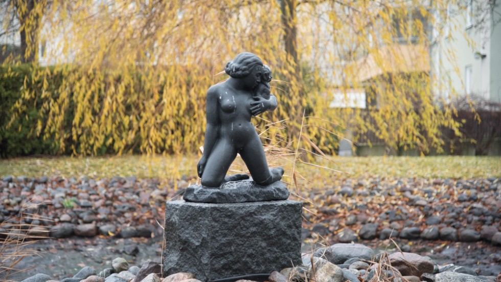 I en av dammarna i Sstadsparken är statyn placerad. 