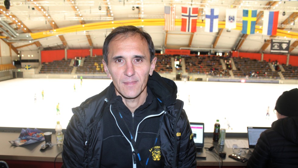 Sergej Infalin minns World cup i Ljusdal som en folkfest. Men han säger att dagens spelare inte vill spela på dålig is. För Åby Tjureda är det stort att spela World cup.
