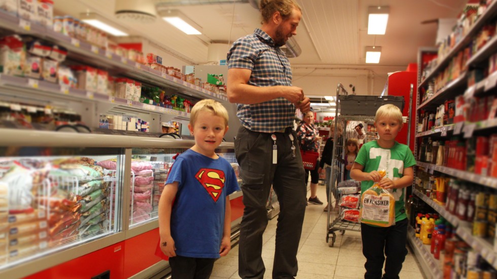 Sveriges yngsta Ica-handlare, Jakob Riis, hjälper unga kunderna Lion och Levi Isaksson, 5 och 7 att hitta det de söker.