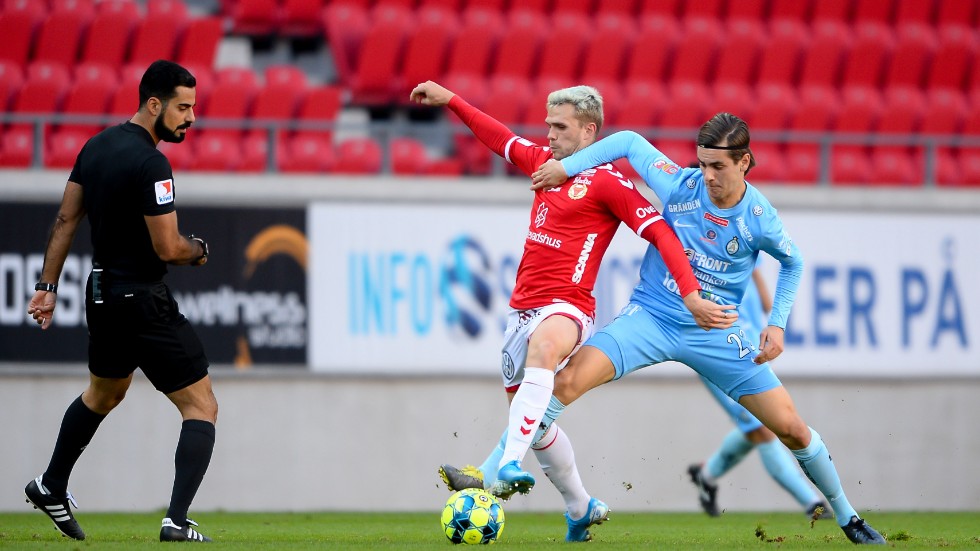 Jesper Manns i duell med AFC Eskilstuna:s Adi Nalic när lagen möttes i början av oktober.