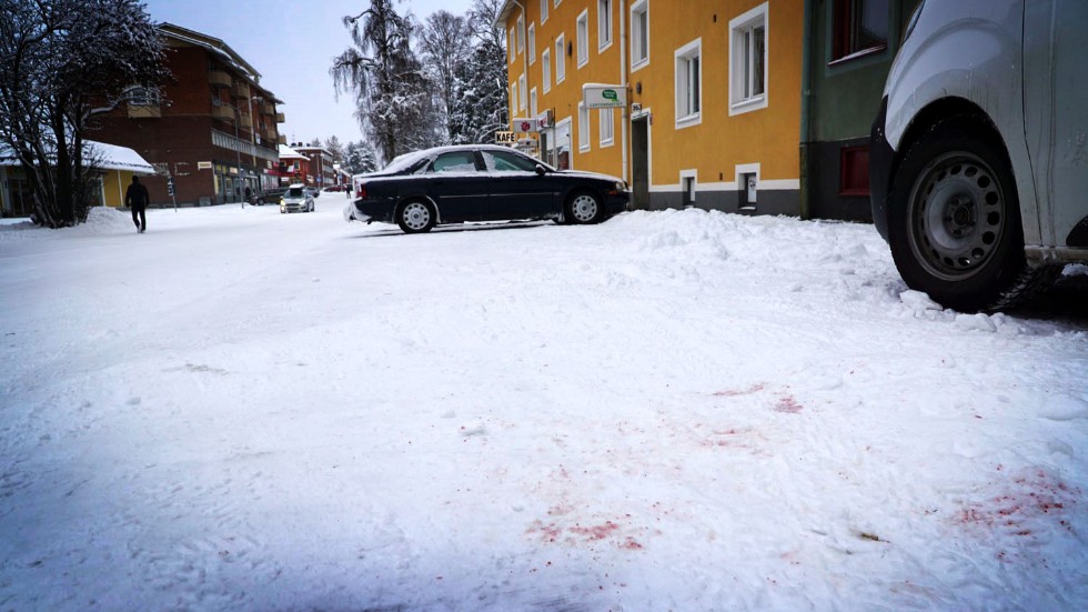 Blodspår på marken dagen efter knivbråket i Arvidsjaur. (Arkivbild)