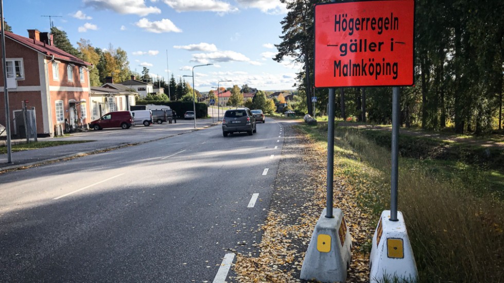 Efter åtta års felskyltning är nu huvudledsskyltarna borttagna i Malmklöping och högerregeln råder. 