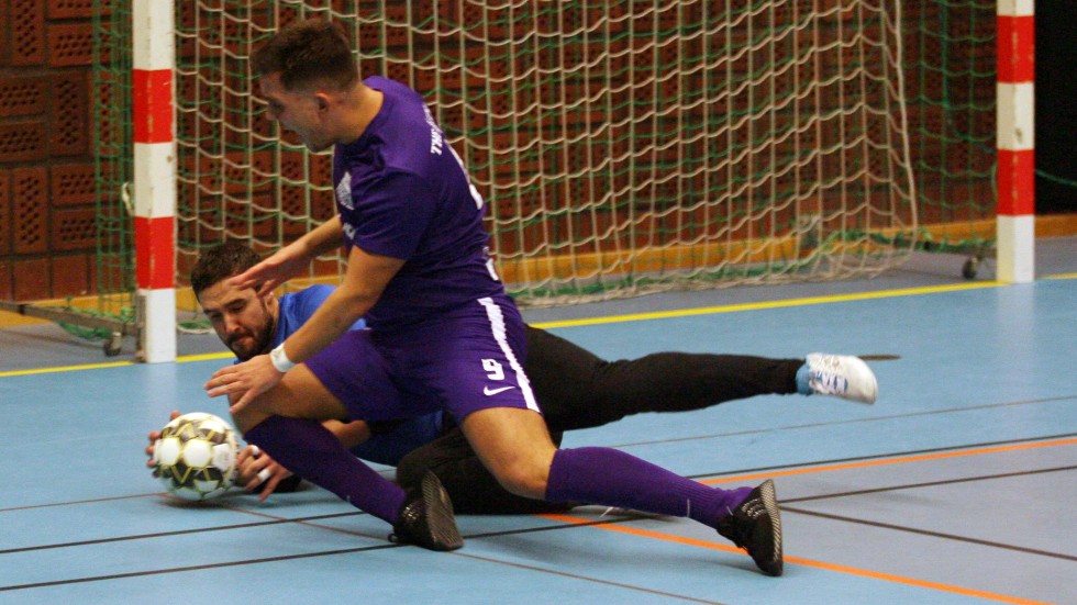 Isko Krasniqi, här i premiären mot Dribbla, gjorde två mål när Motala FK tog säsongens första seger på lördagen i division 2 i futsal. Även Dribbla vann i dag.