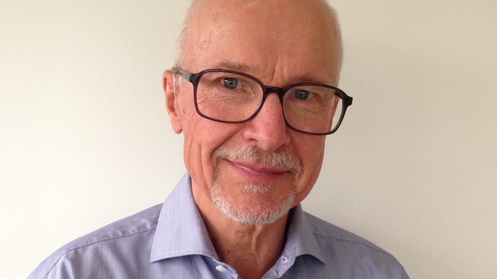 Roger Källström är född och uppvuxen i Västervik. Han är pensionerad docent i nordiska språk och skriver krönikor i Västerviks-Tidningen, ofta på temat Västerviksdialekt. Sedan många år tillbaka är han bosatt i Göteborg.    
