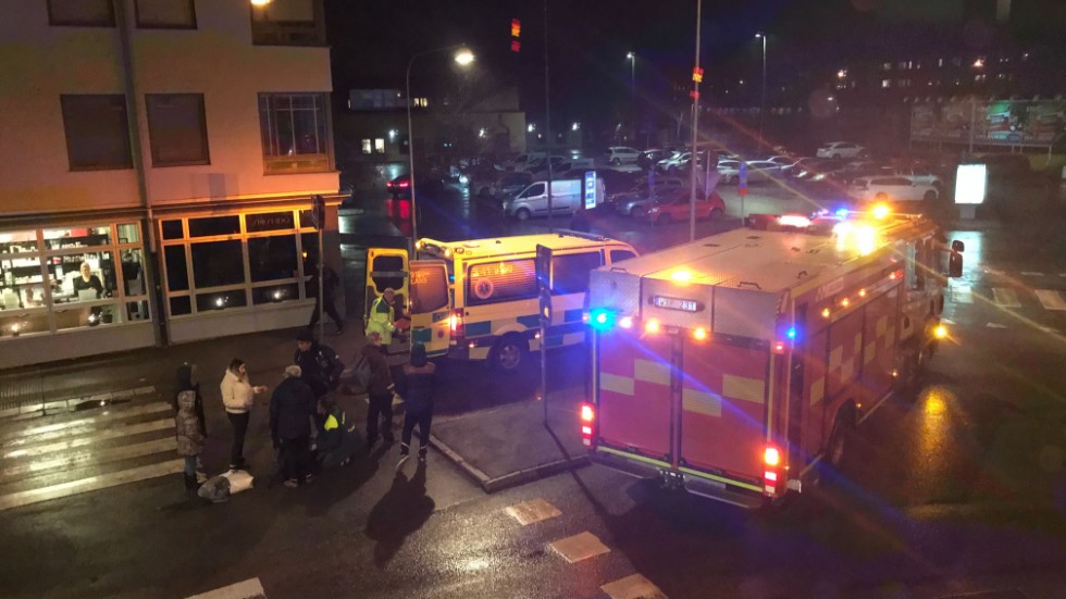 En person har blivit påkörd av en bil vid OKQ8-macken vid Sveaplan.