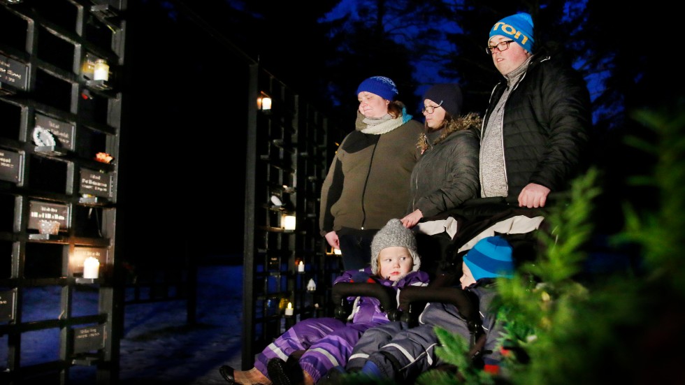 Anna, 14-åriga dottern Ronja, Mattias, dottern Linnea, 3, och sonen Malte, 2, tänder ett ljus för lillebror Teo i askgravlunden på S:t Eskils kyrkogård. Den 26 september 2019 skulle Teo fyllt ett år.