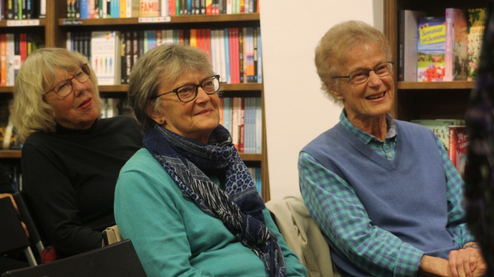 Systrarna Britt-Mari Sellbrink och Gerd Loxdal går så ofta de kan när det ordnas författarbesök. "Det är ett trevligt sätt att höra talas om böcker", sa de två.