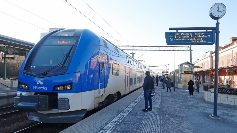 Ett av de nya Mälartågen, redo att lämna Eskilstuna för stopp i Strängnäs och Läggesta innan den vidare färden mot Stockholm.