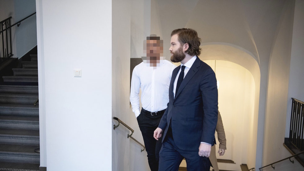 25-åringen (till vänster) på väg till förhandlingen i Högsta domstolen, med sin försvarsadvokat Kristofer Stahre. Arkivbild.