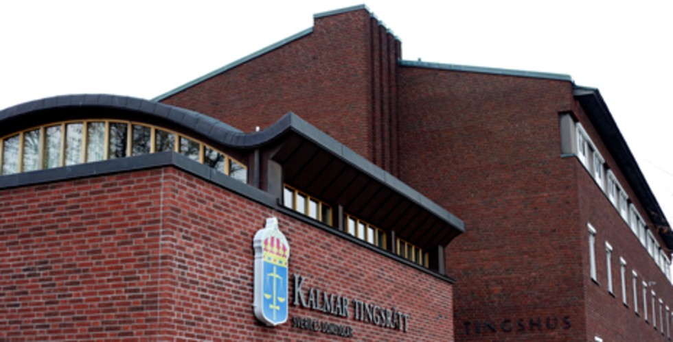 Mannen häktas vid Kalmar Tingsrätt misstänkt för flera brott.