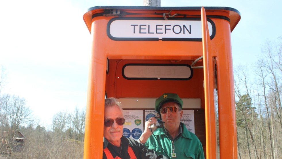 Torbjörn Gustavsson invigde telefonkiosken och Siewert Jonsson berättade om att den tidigare var i bruk inne i Björkfors.