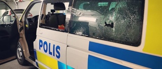 Polisen ryckte ut - polisbilen förstörd av stenkastare