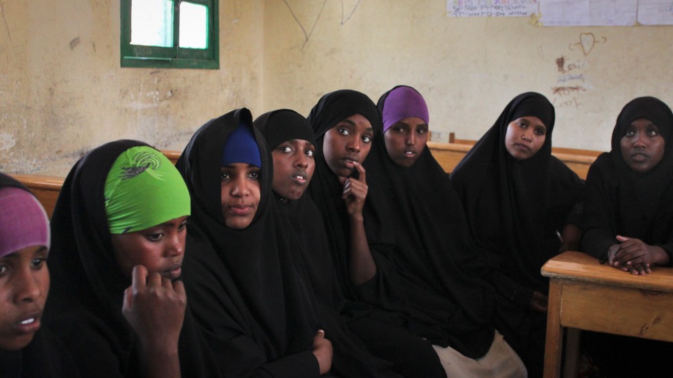 Tonårsflickor informeras om kvinnlig könsstympning efter skolan i Hargeisa i utbrytarregionen Somaliland. Arkivbild.