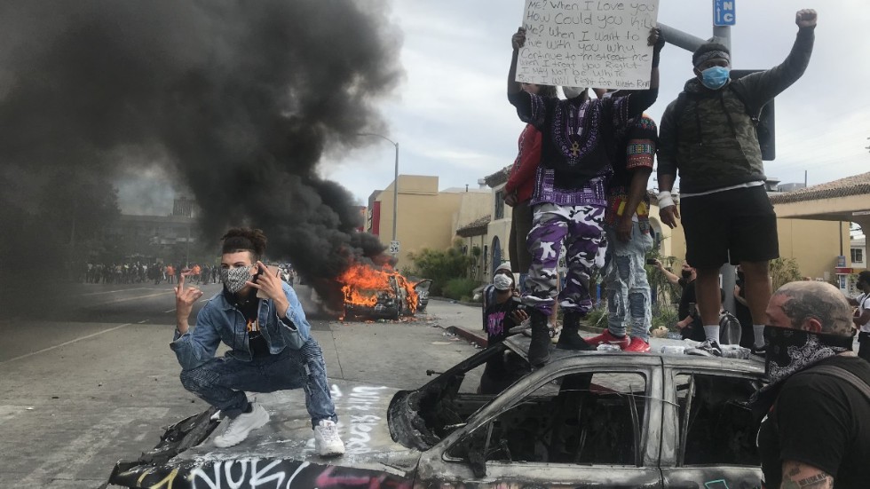 Polisbilar vandaliseras i samband med protester i Los Angeles.