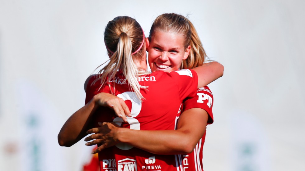 Nina Jakobsson och hennes lagkamrater i Piteå får hjälp från oväntat håll. Klubben har blivit erbjuden gratis övernattning hela säsongen.