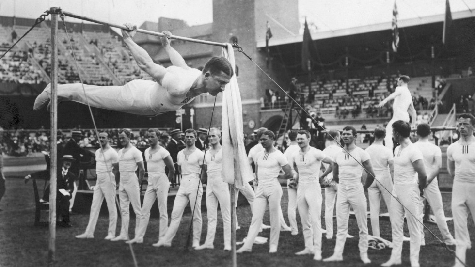 Gymnastik var i Sverige länge idrotten framför alla andra. Tanken var att den skulle reparera den "förklenade nordiska manligheten". Här en grupp gymnaster vid Olympiska spelen i Stockholm 1912.