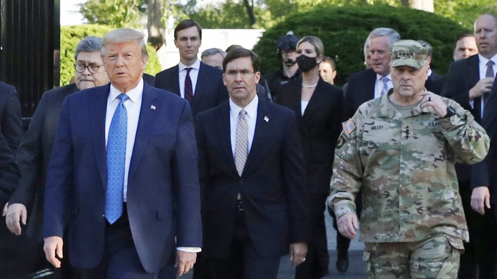 USA:s president Donald Trump, försvarsminister Mark Esper och general Mark Milley på promenad den 1 juni. Arkivbild.