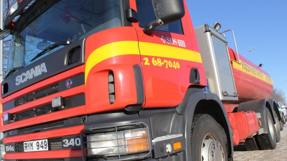 Räddningstjänsten fick rycka ut till sågverket för att släcka en lastmaskin som fattat eld.
