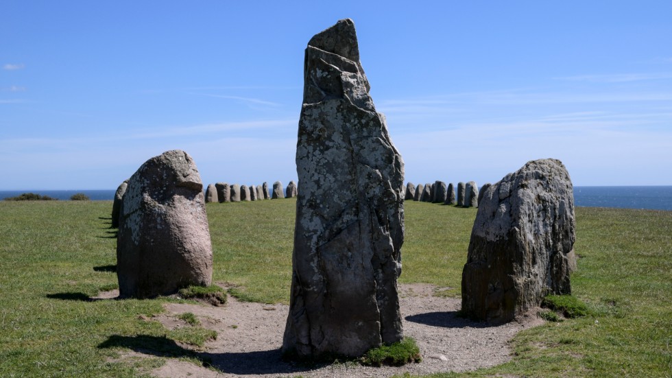 Sommarsolståndet lockar vanligtvis besökare till Ale stenar i Kåseberga. Arkivbild.