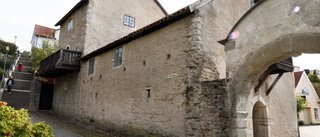 Modern dörr i medeltida byggnadsminne