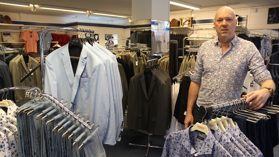 Johan Gardelöf på Zaags i Hultsfred konstaterar att försäljningen minskat med 80-90 procent. Vårkläderna hänger kvar i butiken till stor del.